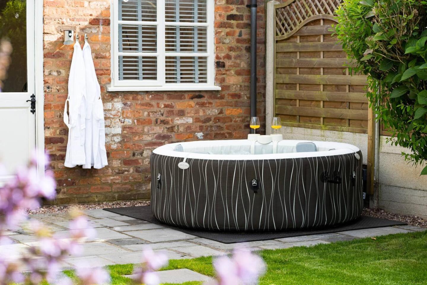 Stylish 2 Bedroom Cottage With Hot Tub And Parking Bewdley Esterno foto